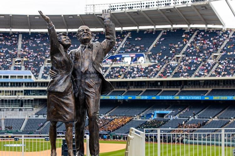 考夫曼夫妇的雕像，背景是球场和体育场的座位