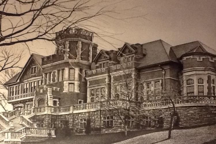 艾普森房子1922年-艾普森房子的外墙的棕褐色的照片，由砖和奢侈的建筑