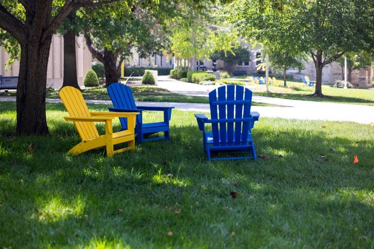 两个蓝色的椅子和一个黄色的椅子在UMKC四方.