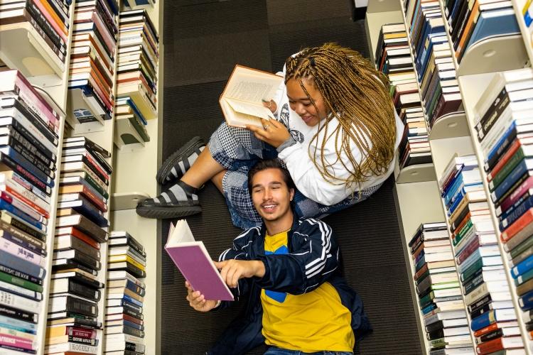两个学生在米勒·尼科尔斯图书馆看书